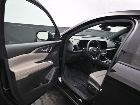 Used 2025 Chevrolet Traverse LT image 18