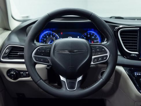 Used 2022 Chrysler Pacifica Touring-L FWD image 13