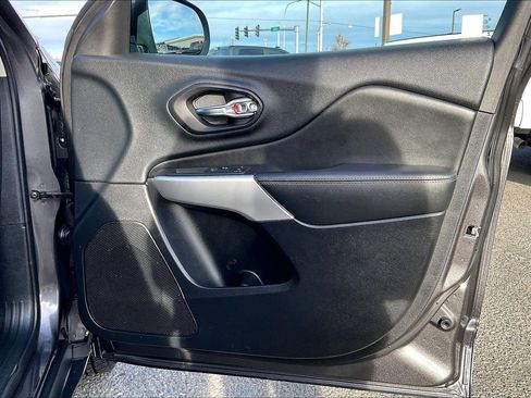 Used 2018 Jeep Cherokee Latitude Plus w/ Comfort/Convenience Group image 23