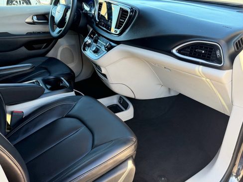 Used 2023 Chrysler Pacifica Touring-L image 13