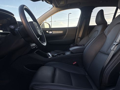 Used 2025 Volvo XC40 B5 Plus image 16