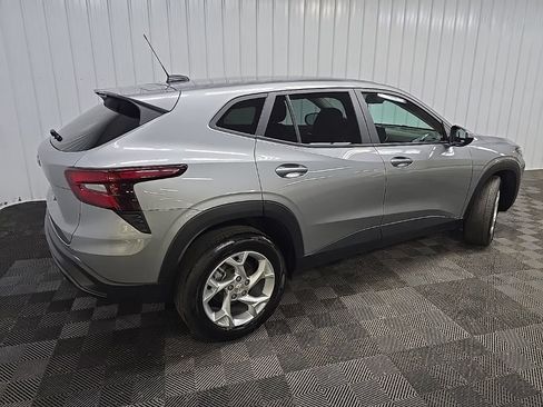 Used 2024 Chevrolet Trax LS w/ LS Convenience Package FWD image 3