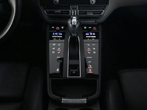 Certified 2023 Porsche Macan AWD/4WD image 16