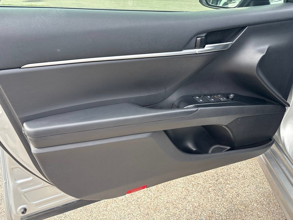 Used 2020 Toyota Camry SE FWD image 11