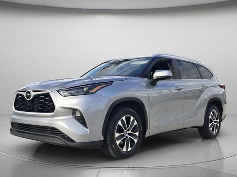 Used 2023 Toyota Highlander XLE image 9