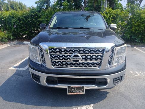 Used 2018 Nissan Titan SV w/ SV Convenience Package RWD image 3
