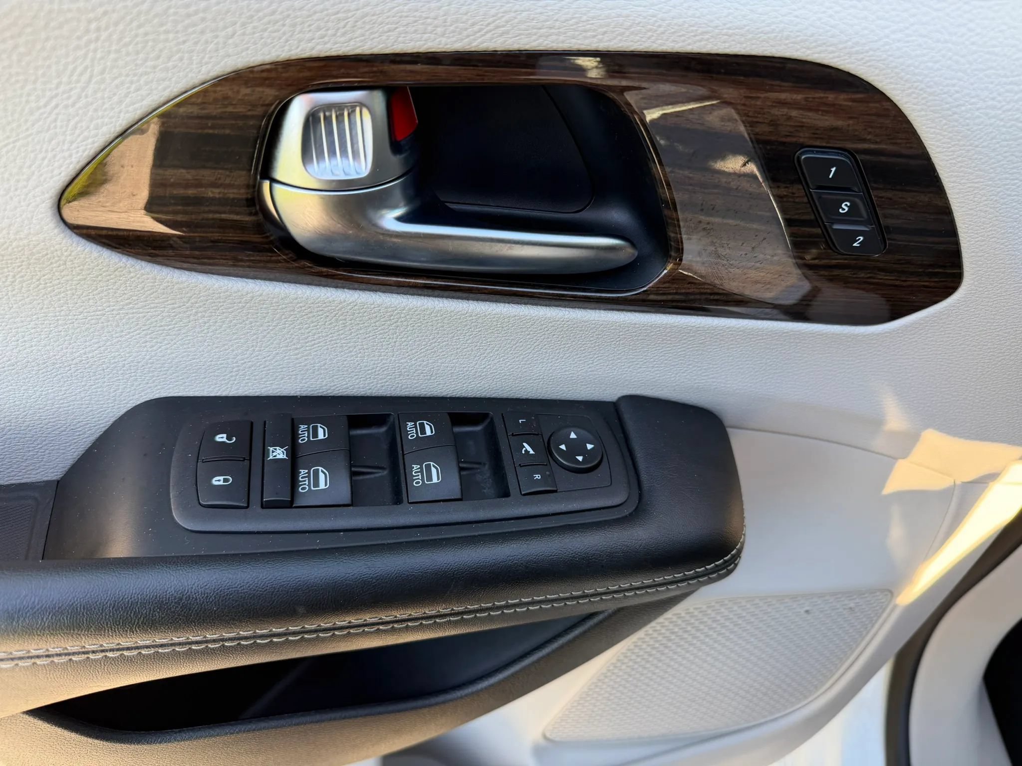 Used 2023 Chrysler Pacifica Limited w/ Uconnect Theater Family Group FWD image 14
