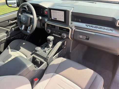 Used 2025 Toyota Tacoma TRD Sport AWD/4WD image 27