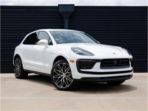 Certified 2025 Porsche Macan image 9