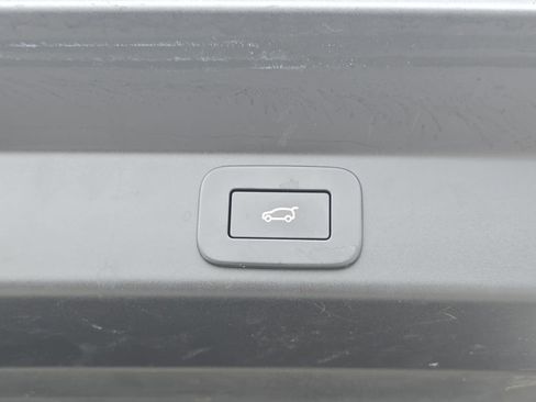 Used 2025 Land Rover Range Rover Sport image 13