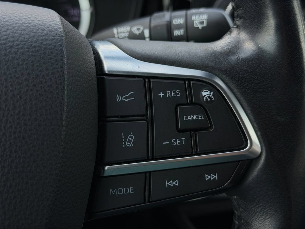 Used 2020 Toyota Highlander LE AWD/4WD image 13
