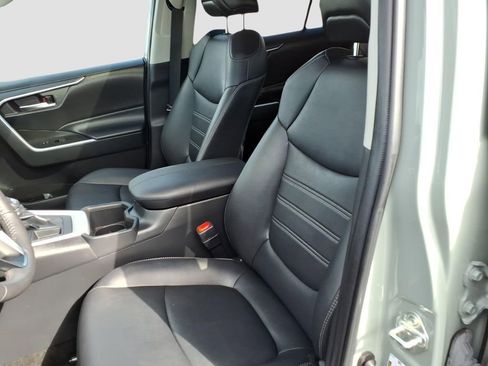 Used 2022 Toyota RAV4 XLE Premium image 18