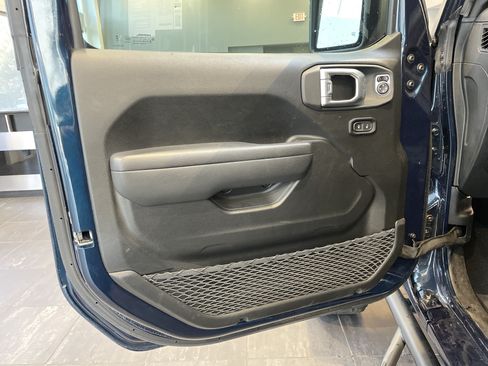 Used 2025 Jeep Gladiator Sport AWD/4WD image 14