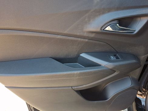 Used 2025 Chevrolet Trax LT FWD image 19