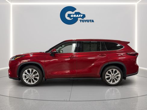 Used 2024 Toyota Highlander Limited AWD/4WD image 3