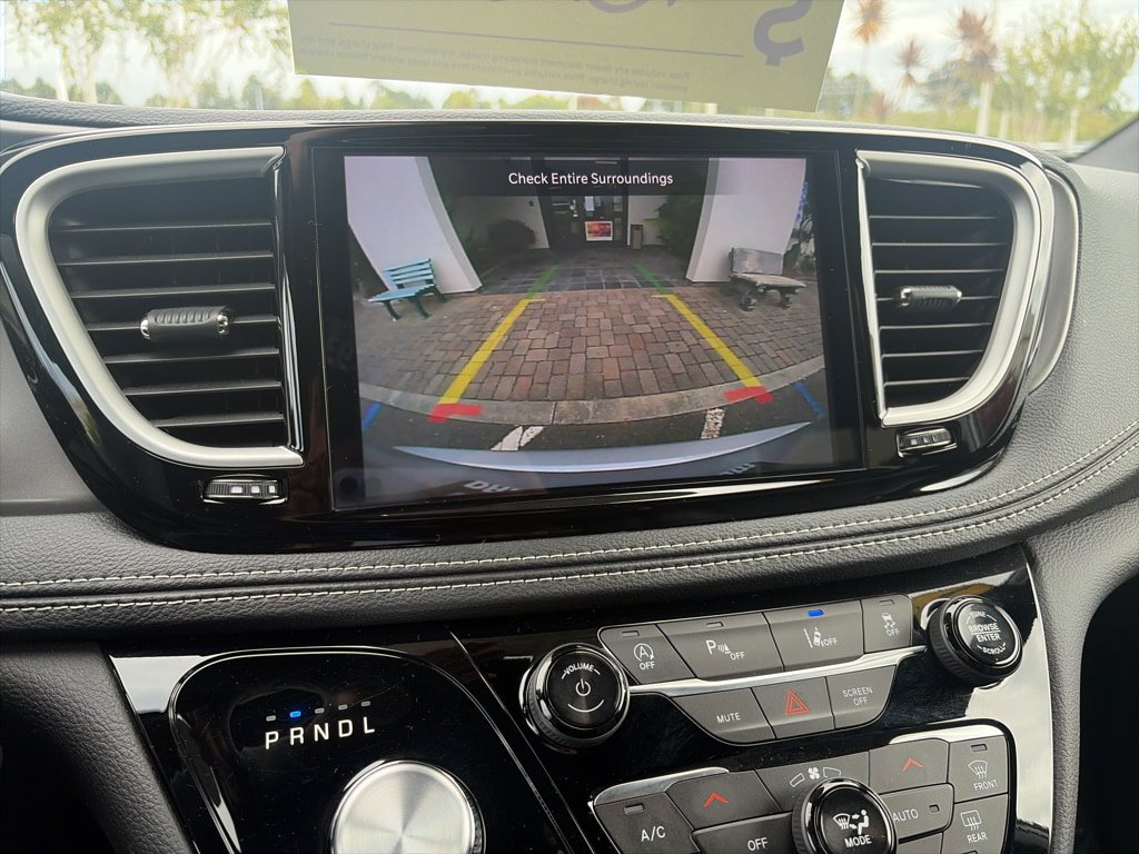 Used 2026 Chrysler Pacifica Select AWD/4WD image 11