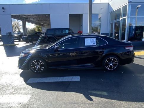 Used 2018 Toyota Camry SE image 5