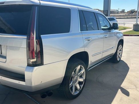 Used 2020 Cadillac Escalade Premium Luxury image 3