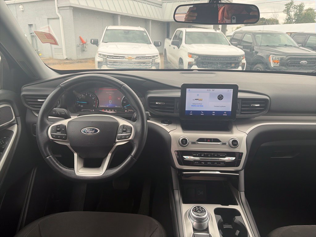 Used 2023 Ford Explorer XLT AWD/4WD image 14