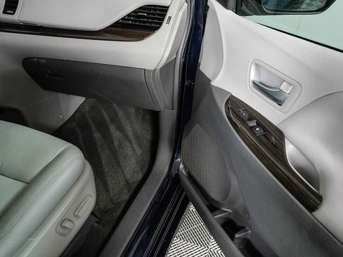 Used 2018 Toyota Sienna XLE w/ XLE Navigation Package FWD image 25