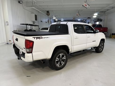 Used 2016 Toyota Tacoma TRD Sport w/ Towing Package image 5