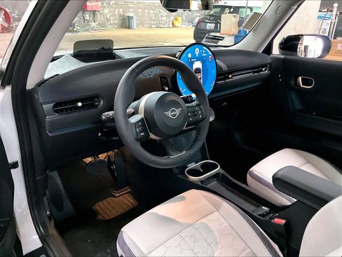 Used 2025 MINI Cooper 2-Door Hardtop image 16