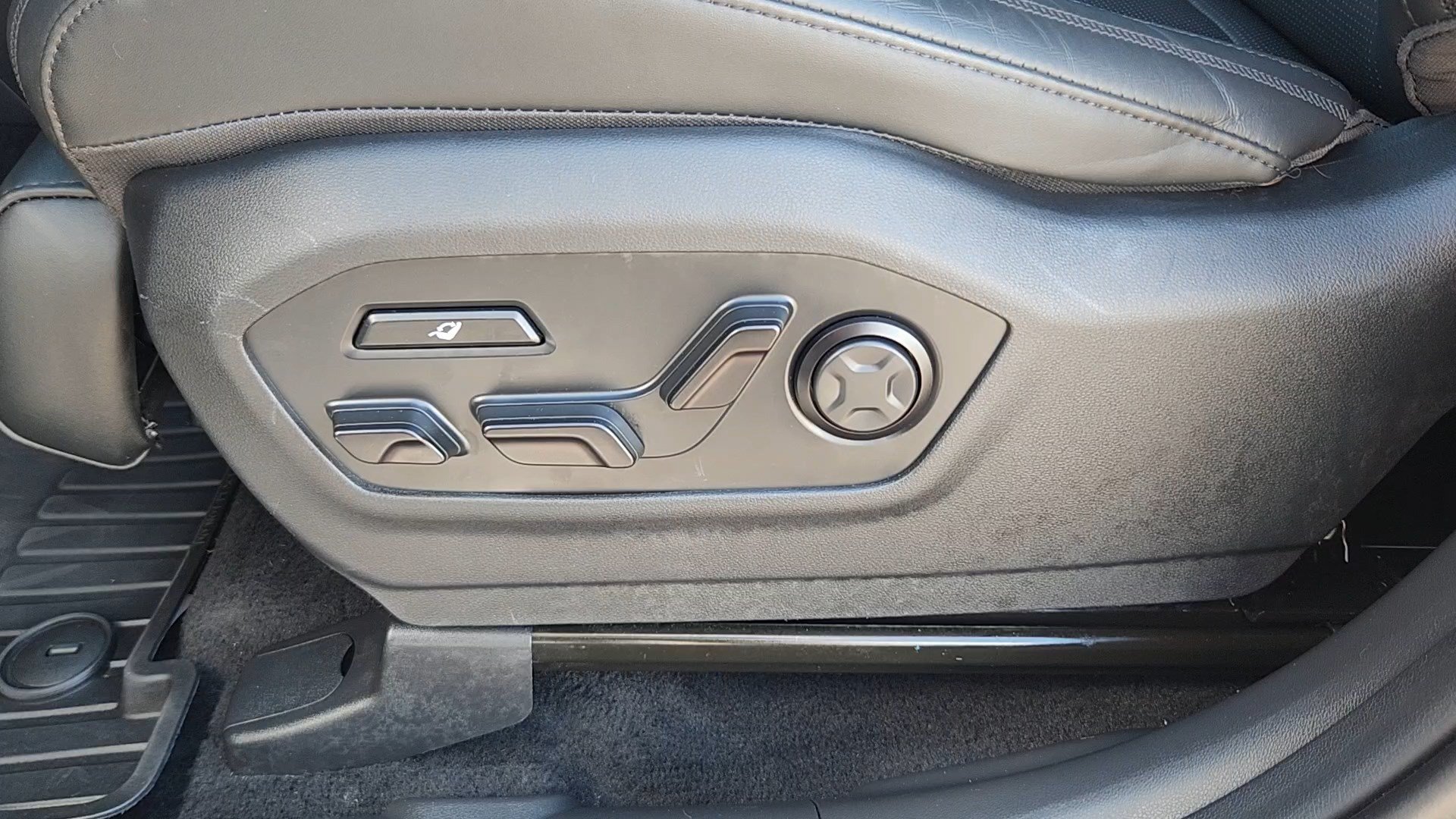 Used 2024 Hyundai Santa Fe Calligraphy AWD/4WD image 9