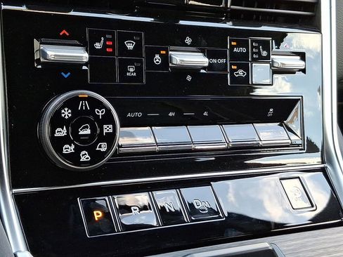 New 2025 Nissan Armada SL w/ Captain's Chari Seat Package image 9