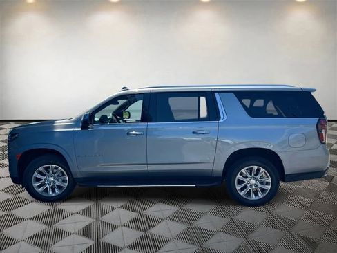 Used 2023 Chevrolet Suburban Premier image 2