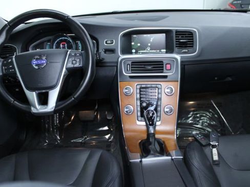 Used 2016 Volvo S60 T5 Inscription Platinum image 2