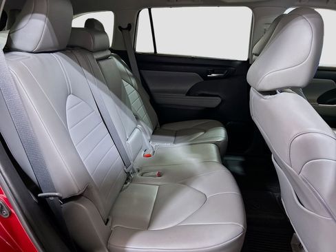 Used 2023 Toyota Highlander XLE AWD/4WD image 26