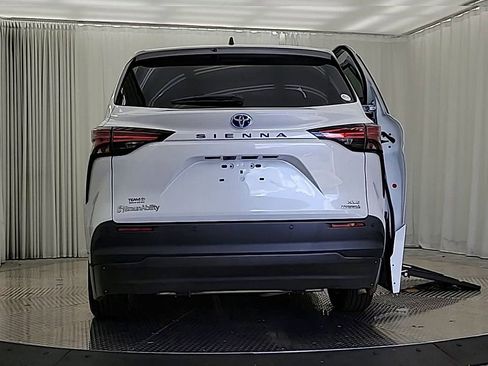 Used 2022 Toyota Sienna XLE image 2
