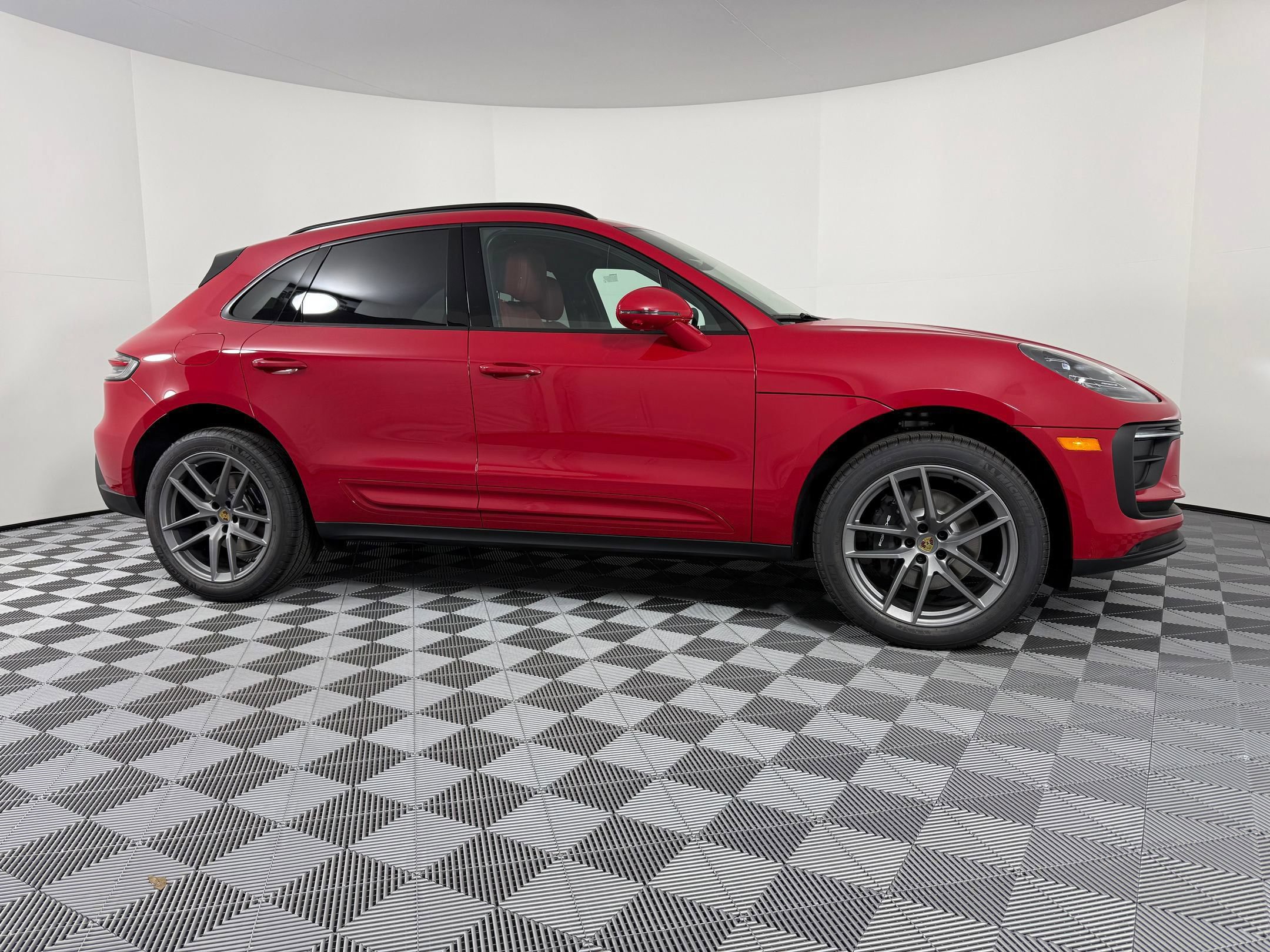 Certified 2026 Porsche Macan AWD/4WD image 8