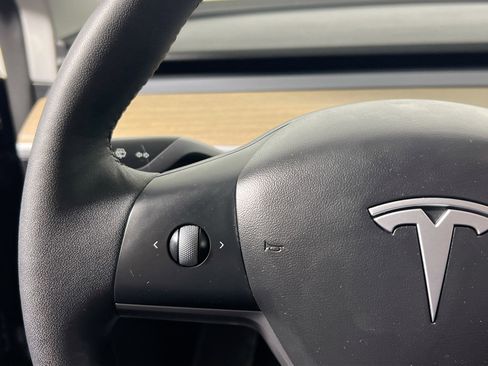 Used 2022 Tesla Model Y Long Range image 18