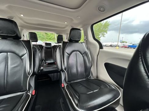 Used 2022 Chrysler Pacifica Limited FWD image 15