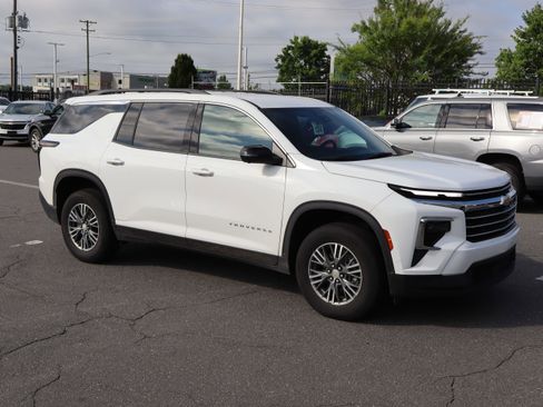 Used 2025 Chevrolet Traverse LT w/ Driver Confidence Package FWD image 2