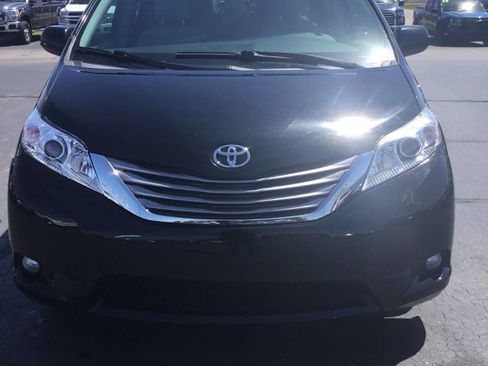 Used 2017 Toyota Sienna XLE w/ XLE Navigation Package FWD image 8