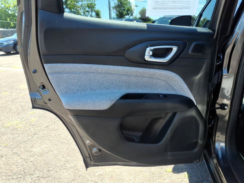 Used 2022 Jeep Compass Latitude w/ Sun and Sound Group AWD/4WD image 12