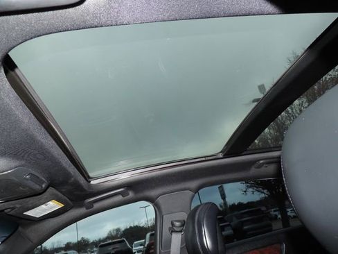 Used 2018 Lincoln Continental Select image 15