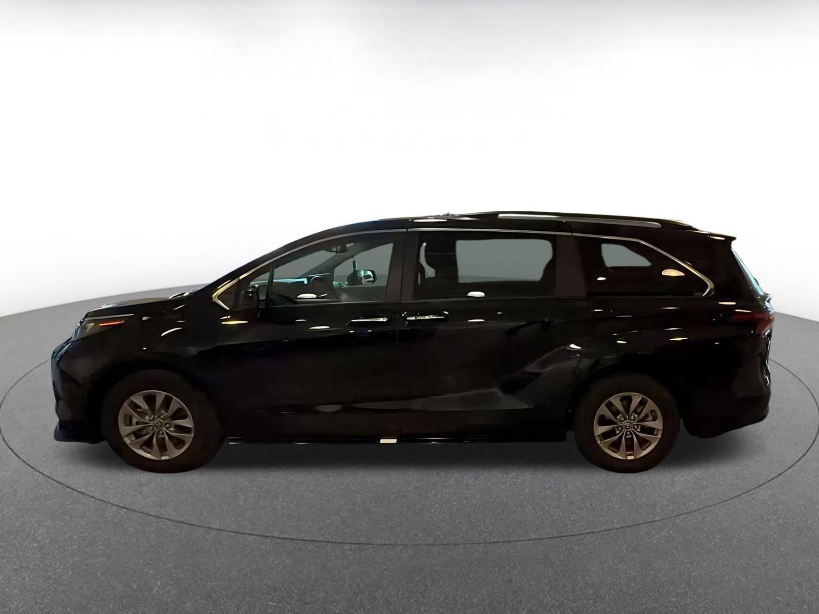 Used 2025 Toyota Sienna XLE FWD image 8
