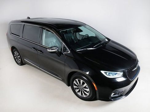Used 2023 Chrysler Pacifica Limited FWD image 5