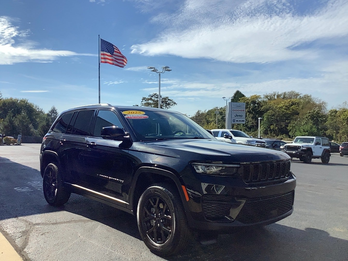 Certified 2025 Jeep Grand Cherokee Altitude AWD/4WD image 3