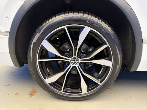 Used 2024 Volkswagen Tiguan SEL R-Line image 9