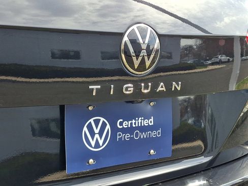 Certified 2022 Volkswagen Tiguan SE R-Line image 31