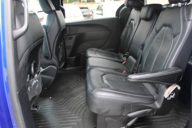 Used 2019 Chrysler Pacifica Touring-L w/ Advanced Safetytec Group FWD image 13
