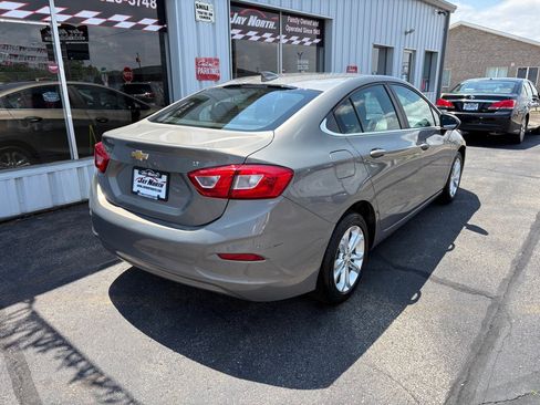 Used 2019 Chevrolet Cruze LT w/ Convenience Package FWD image 3