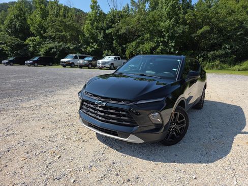 Used 2025 Chevrolet Blazer LT w/ LPO, Black Grille Bar Package FWD image 2