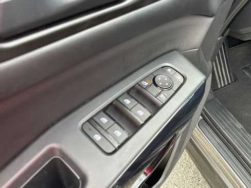 Used 2025 Nissan Pathfinder SV AWD/4WD image 12