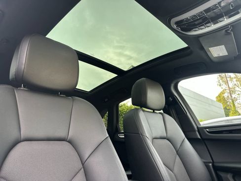 Certified 2025 Porsche Macan AWD/4WD image 18