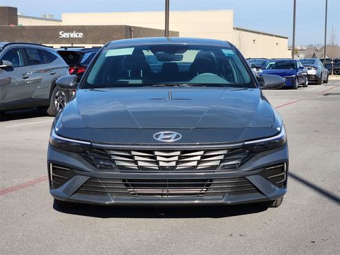 New 2025 Hyundai Elantra SE image 2